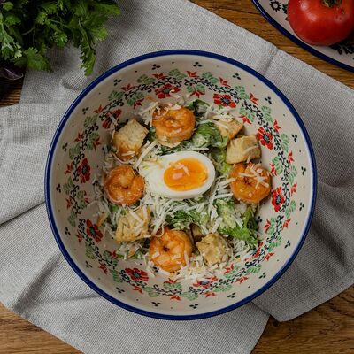 Салат с креветками, романо и копчёным сулугуни в Ресторан-сыроварня Брынза по цене 720 ₽