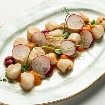 Гребешки на креме из белых грибов с соусом из болгарского перца и свекольным пюре в Итальянец по цене 1280 ₽