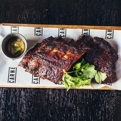 Ребра свиные с луковым кремом в Carne grill по цене 780 ₽