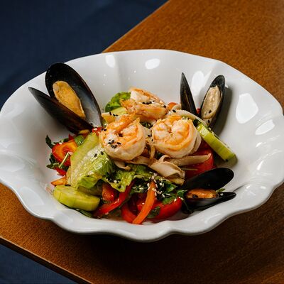 Салат с морепродуктами в Кристалл по цене 805 ₽