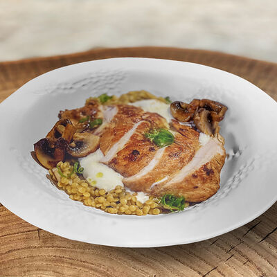 Куриная грудка с птитимом, шампиньонами и трюфельным маслом в Изикофе по цене 860 ₽