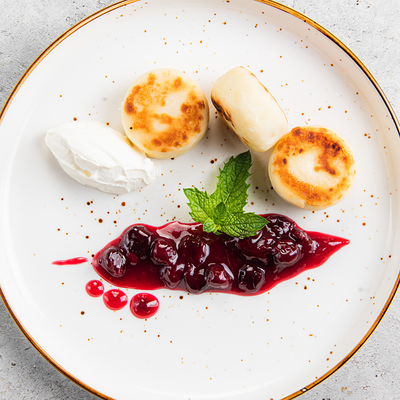 Сырники со сметаной и ягодным конфи в La Maro по цене 2600 ₸