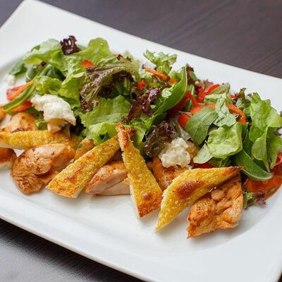 Салат с цыпленком гриль и сыром моцарелла в Per Se по цене 950 ₽