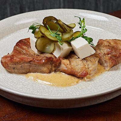 Стейк из свинины, сыром фета и маринованными огурцами в Chester по цене 790 ₽