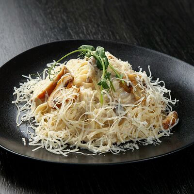 Паста с курицей и грибами в Loca Pizza по цене 560 ₽