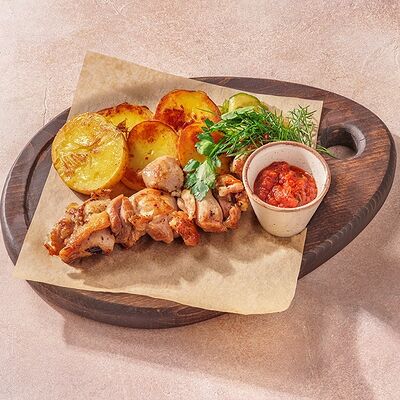 Шашлык из цыплёнка с картофелем гриль в Перчини на огне по цене 575