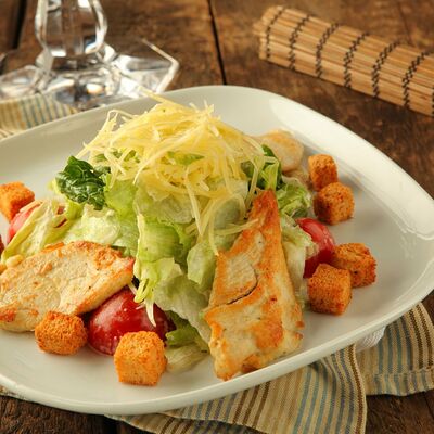 Салат Цезарь с курицей в Луна по цене 588 ₽