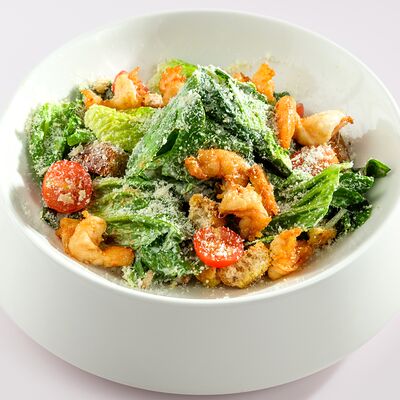 Салат цезарь с креветкамив Binz по цене 550 ₽