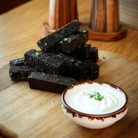 Бородинские гренки с чесночным соусом в MARO