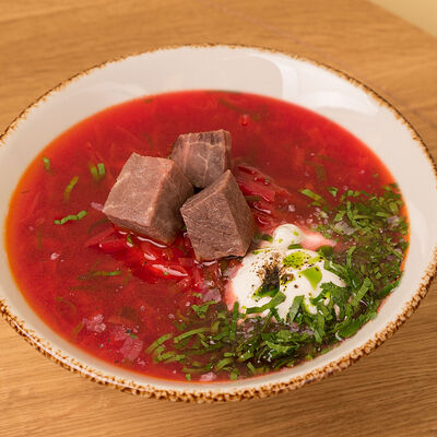 Борщ с томленой говядиной и сметаной в Атлас еды по цене 450 ₽