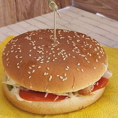 Нежный бургер с курочкойв ШАУРМАНИЯи НЕ ТОЛЬКО по цене 449 ₽
