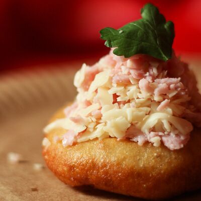 Пышка ветчина с сыром в Пышечная по цене 128 ₽