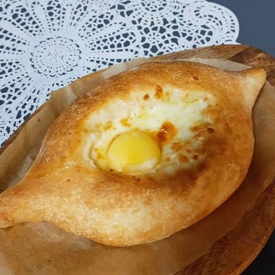 Хачапури по-аджарски (лодочка) в Хинкали Хачапури у Чайки по цене 680 ₽