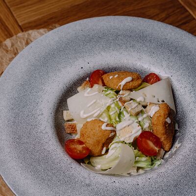 Салат Цезарь с куриными наггетсами в Калейдоскоп вкуса по цене 260 ₽