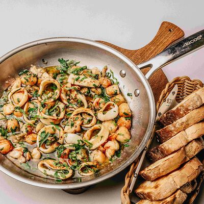 Ассорти из морепродуктов с чесноком и петрушкой в Клёво по цене 5200 ₽