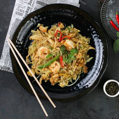 Стеклянная лапша с курицей и креветками Д в Hungry Dragon по цене 650 ₽