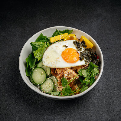 Супер боул цыпленком, рисом, яйцом и овощами в Tehnikum по цене 850 ₽