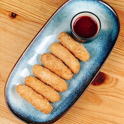 Сырные палочки с вишневым соусом в Наше место по цене 560 ₽