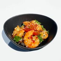 Хрустящие креветки с рисом и соусом чили в Kuji Sushi