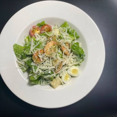Салат Цезарь с креветкойв Емеля по цене 520 ₽