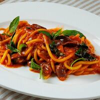 Спагетти Путтанеска с анчоусами, каперсами и оливками в Al dente