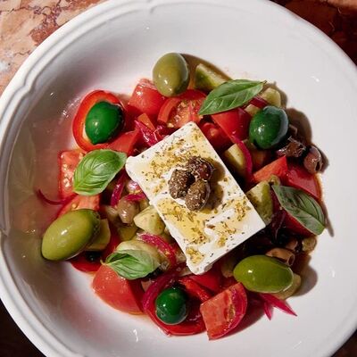 Салат Alla Greca в Salone pasta & bar по цене 1490 ₽