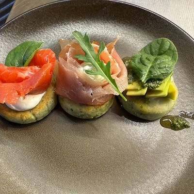 Сырники со шпинатом Парма/лосось в Moonlight Cafe по цене 990 ₽