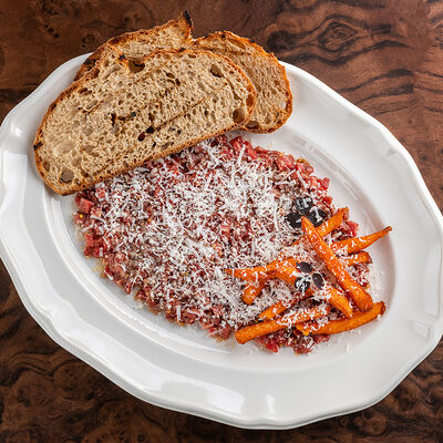 Тартар из мраморной говядины и бататом фри в Чочо по цене 890 ₽