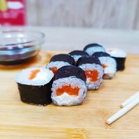 Ролл с лососем и сыром в Манмига