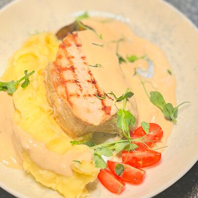 Буженина с подкопчённым пюре в Premier & Only по цене 545 ₽