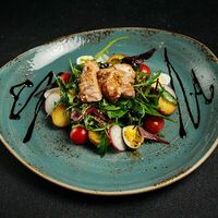 Салат с тунцом и перепелиными яйцами в Megobari