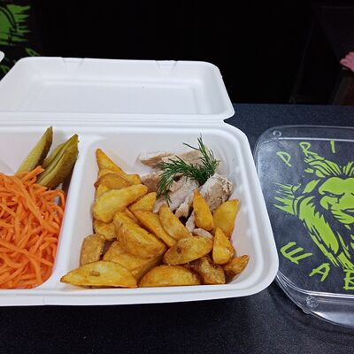 Картофель по-деревенски с курицей и разносолом в Шаверма Pride по цене 300 ₽