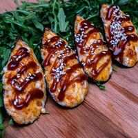 Запеченные Мидии в ракушках под спайси-соусом и моцареллой в СушиТОП