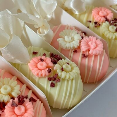 Чизкейки-эскимо с цветами в Кондитерская Конфетка Питер по цене 1350 ₽