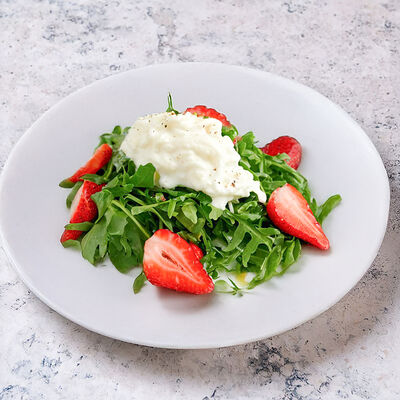 Салат с клубникой и страчателлой в Ресторан Арбат по цене 690 ₽
