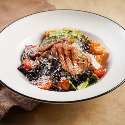 Салат Цезарь с цыпленкомв Компот по цене 490 ₽