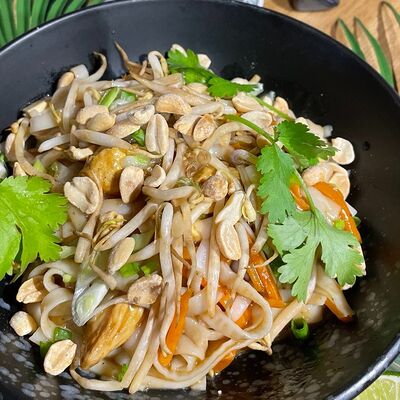 Рисовая лапша Пад Тай с курицей в Wok Street по цене 589 ₽