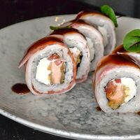 Ролл в беконе с лососем темпура в Нами