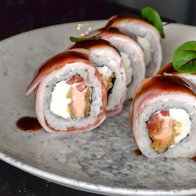 Ролл в беконе с лососем темпура в Нами по цене 1135 ₽