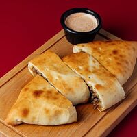 Пирог с бараниной и овощами в Гури