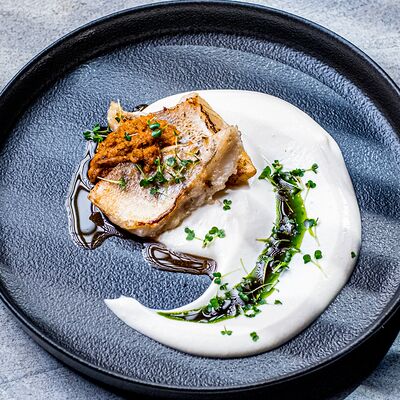 Судак с пюре из цветной капусты и красным песто в Edateca Едатека по цене 690 ₽