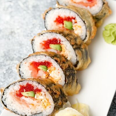 Теплый ролл с креветкой, лососем и омлетом в Food market skolkovo по цене 595 ₽