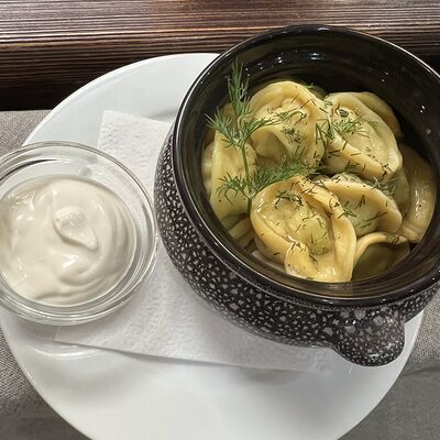 Пельмени мясные со сметаной и ароматной зеленью в Добролюбово по цене 490 ₽