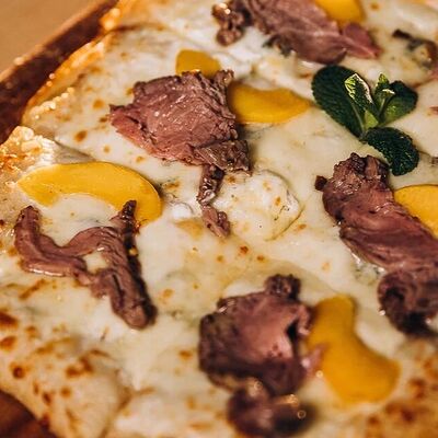 Римская пицца с ростбифом и абрикосами в Чо? Капчо! по цене 1050