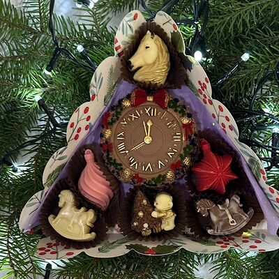 Шоколадные конфеты в елочной коробочке с часамив Allowberry по цене 1990 ₽