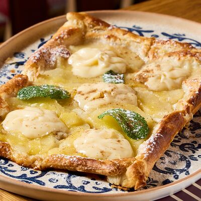 Слоёный хачапури с томлёной грушей в NANA Pirveli по цене 610 ₽