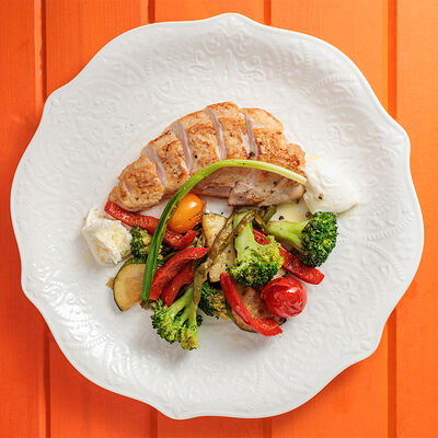 Куриная грудка с моцареллой и овощами в Сорренто by Novikov по цене 1040 ₽