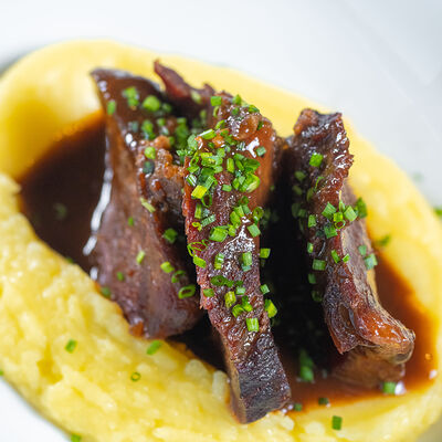 Телячьи щечки с картофельным пюре в Just Residence по цене 1260 ₽