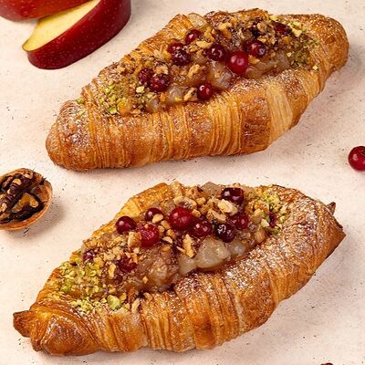 Круассан с брусникой, яблоком и грецким орехом в Port-O-Coffee по цене 315 ₽