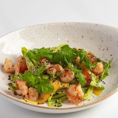 Салат с тигровыми креветками, манго и цитрусовым соусом в Kitchen по цене 790